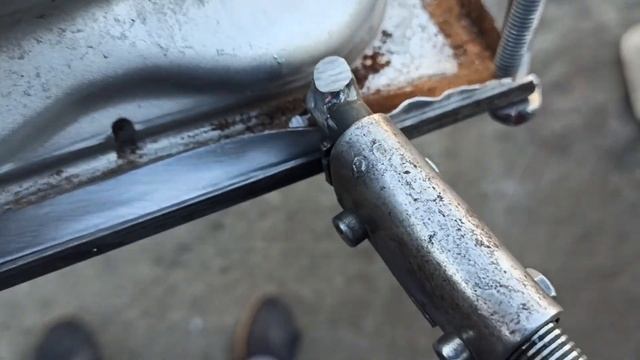 Ржавчина низа дверей. Техника вскрытия завальцовки, инструменты и обработка швов.