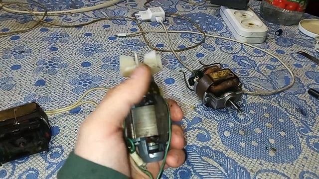 По просьбе подписчиков. Для чего нужны конденсаторы в схеме питания коллекторных двигателей?