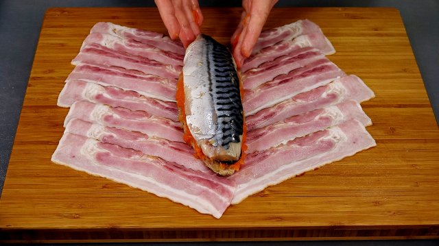 Ещё один способ приготовления скумбрии! Рулеты из скумбрии! СКУМБРИЯ В БЕКОНЕ - невероятно вкусно!