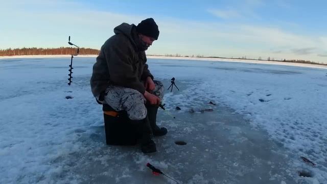 РЫБАЛКА НА ДИКОМ ОЗЕРЕ. ПОПРОБОВАЛ НОВОЕ ОЗЕРО И ОБАЛДЕЛ. НЕПЛОХО ПОЙМАЛ В ГЛУХОЗИМЬЕ