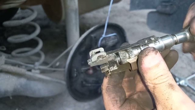 Замена задних колодок и устранение гула Лада Веста