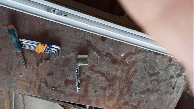 Перевешиваем петли у пластиковой двери на другую сторону