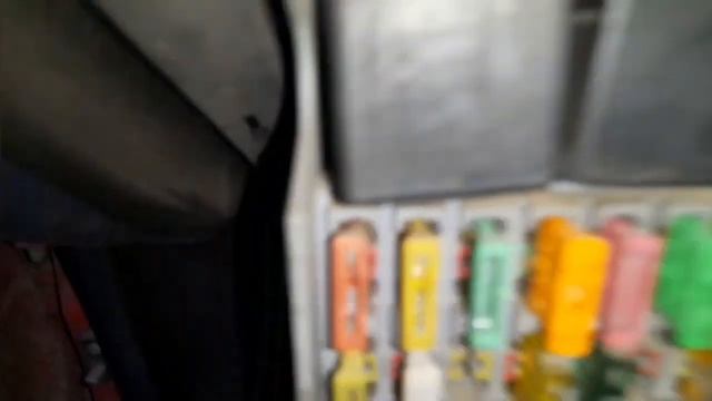 Вот и нашёл где находиться реле бензонасоса.Но пришлось долго его искать.Опель Вектра а 1.6