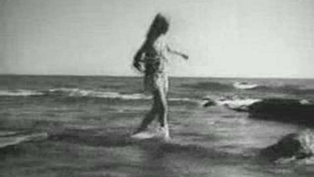 Девочка и эхо. Дома и на море