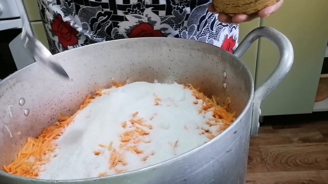 Капуста на зиму в банках. Салат из капусты на зиму и не только, не сходит со стола и просят ещё.
