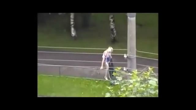 Пьяная девка делает это у ВСЕХ на виду! Drunk woman..