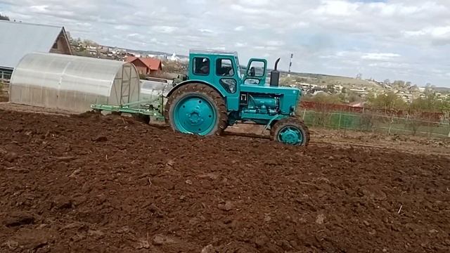 Трактор т-40 с польским плугом 3-30 и самодельной почвофрезой.