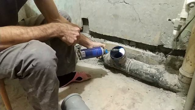 Как соединить черную канализационную трубу с серой...