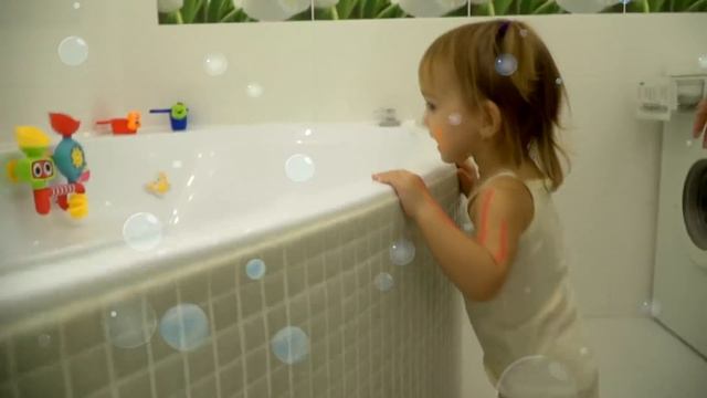 Мия запачкала кухню, пока мама спала. Купания с новыми игрушками! Ребёнок как беби бон.