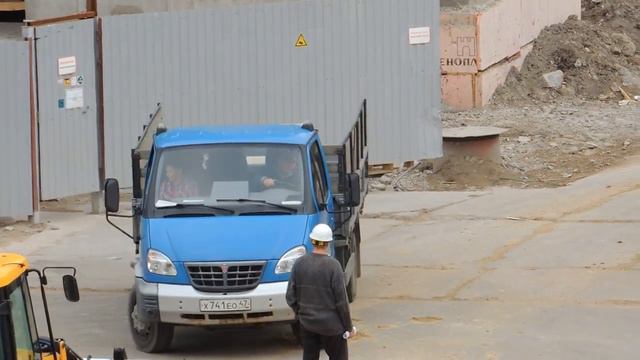 Синий Валдай едет на разгрузку на Стройку.
