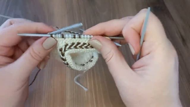 Следочки-носочки жаккардом?на 5 спицах ?