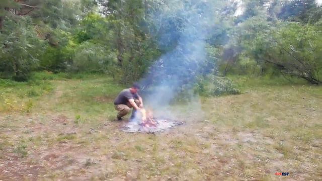 Прыжки через костер в ночь на Ивана Купала в Киеве.