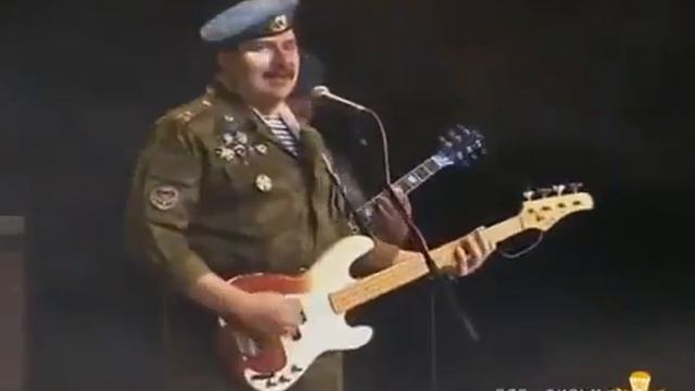 Набекрень береты голубого цвета