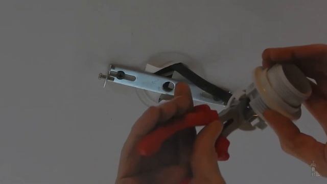 Как повесить люстру на натяжной потолок