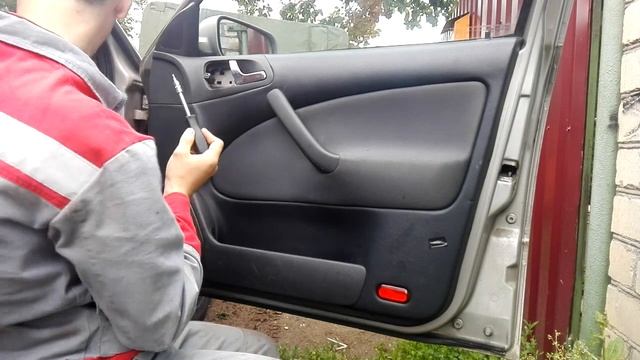 Снятие обшивки двери в Шкода Октавия тур.
