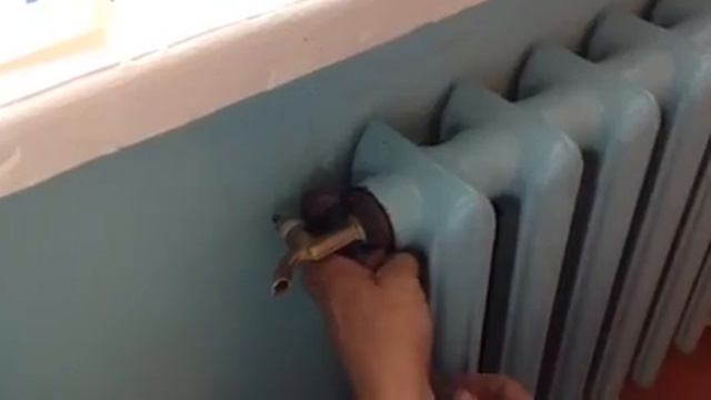 Кран на батарею - для спуска воздуха и слива воды.Tap on the battery.