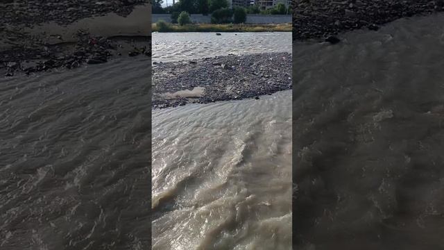 У реки...