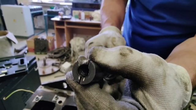 Снимаем форсунки охлаждения поршня перед расточкой блока. Мотор к4м (рено1.6 литра)