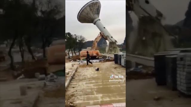 Внимание башня падает.