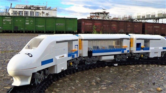 Железная дорога и поезда - Настоящий поезд и игрушка для мальчиков - Видео для детей