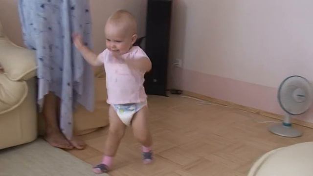 Дианочка танцует