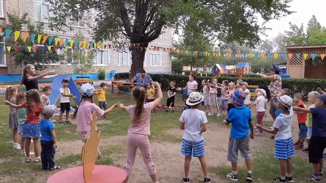 . Познавательное игровое развлечение по ПДД со Светофорчиком «Красный, жёлтый, зелёный»