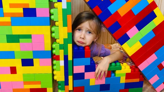 Полина играет и учит как нельзя и правильно себя вести Для Детей