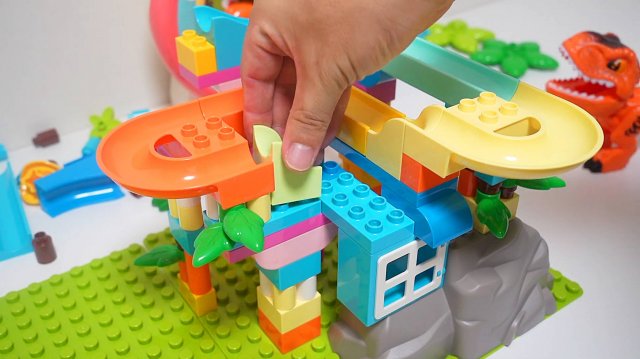 Развивающие детские игрушки. Конструктор блочный Горка с динозавром. Увлекательное строительство.