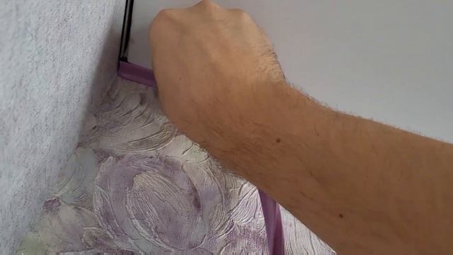 Установка плинтуса натяжного потолка.