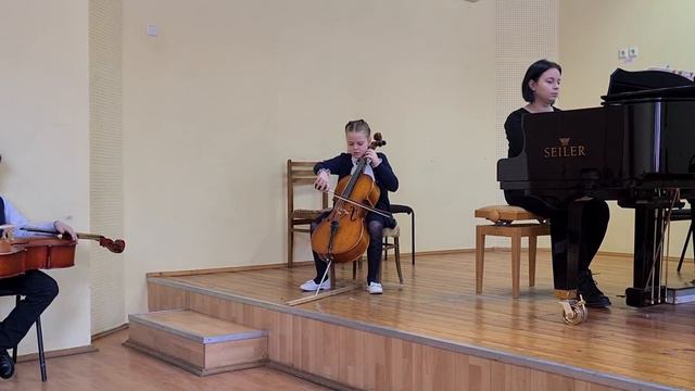 Кристина перед экзаменом. Играет на виолончели