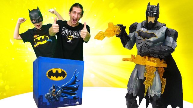 Бэтмен спасает город от злодеев! Игрушки для мальчиков. Крутые майки, наклейки и аксессуары Бэтмен.