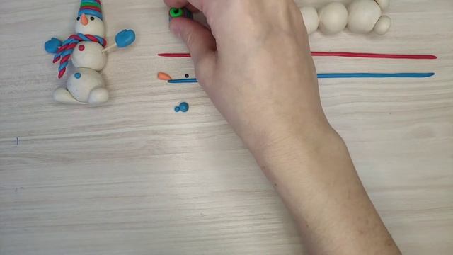 Лепим из пластилина снеговика.