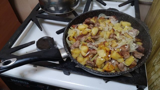 Как готовить жареную картошку с мясом видео