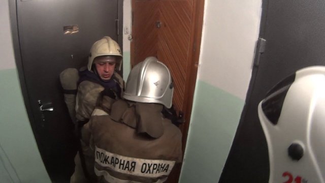 открывают двери