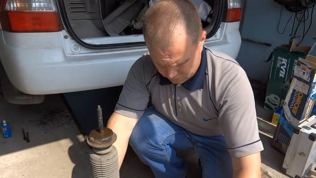 Замена задних стоек и пружин на Mazda Demio