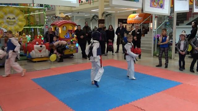 Наше выступление на празднике "Мэрцишор" 01/03/2017