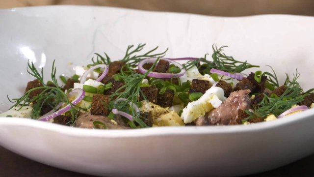 Печень трески и вкусный салат готов. Рецепт за 5 минут