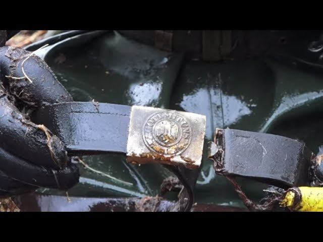 Солдат с немецкими трофеями и залежи оружия в болоте! Раскопки  металлоискателем