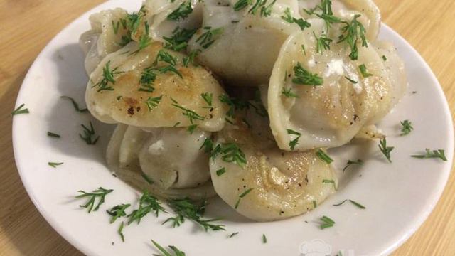 Жареные пельмени в сметане