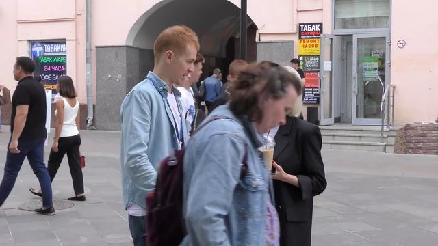 Антон Теляков задаёт неудобные вопросы людям на улице. Москва