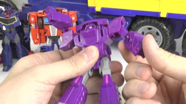 Автоботы и Десептиконы против Тоботов и Диких Скричеров.