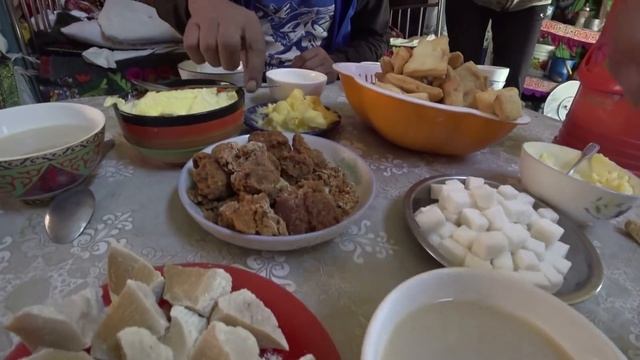 Монголия. Завтрак в казахской ЮРТЕ. Каймак, баурсаки.