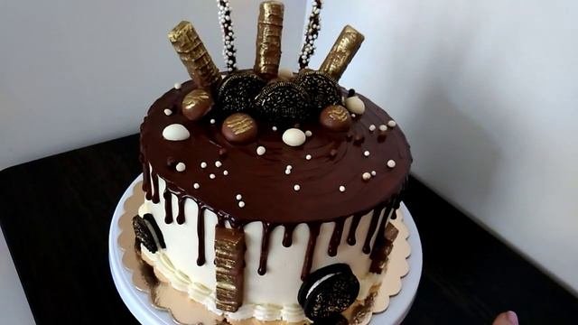 Оформление торта шоколадными вкусностями.