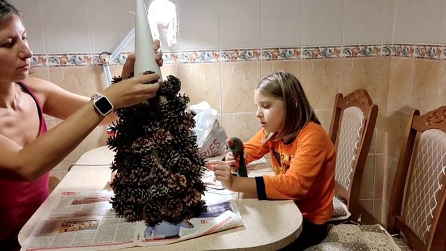 Делаем ёлку из сосновых шишек. Своими руками с детьми. Новогодняя елка своими руками.