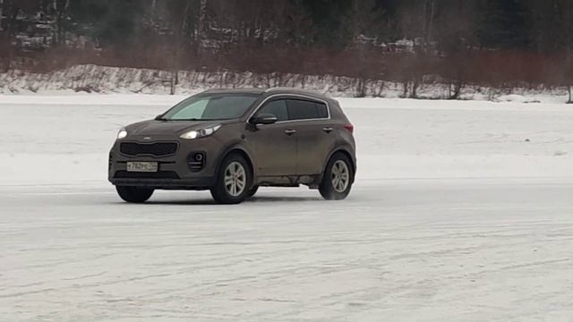 КИА СПОРТЕЙДЖ 4 2017 г. в. на льду. полный привод, вместе с дрифт - жигами