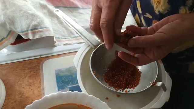 Как солить красную икру без грохотки