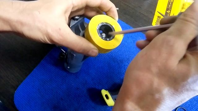 Как снять замок зажигания? Открутить срывные болты.