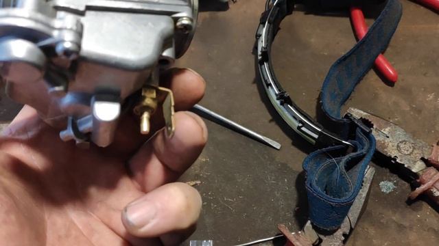 стреляет в карбюратор и выхлопную