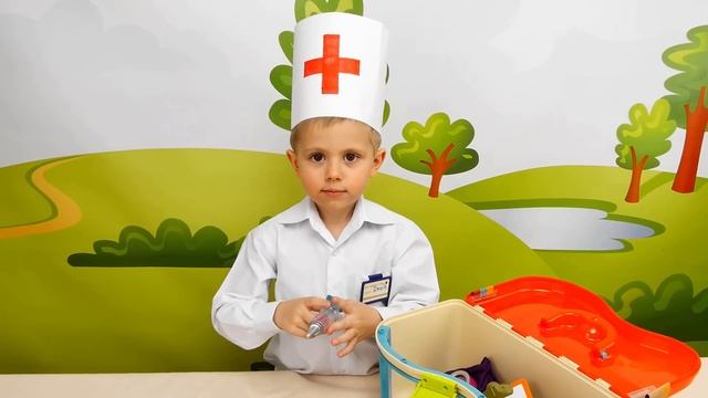 Доктор Даник лечит игрушки и свою собачку - Весёлое видео для детей