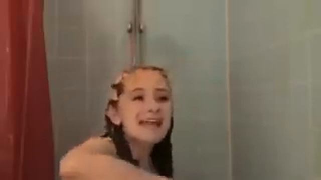 Xaxaxax, Вот Дура Зачем она это делает :D